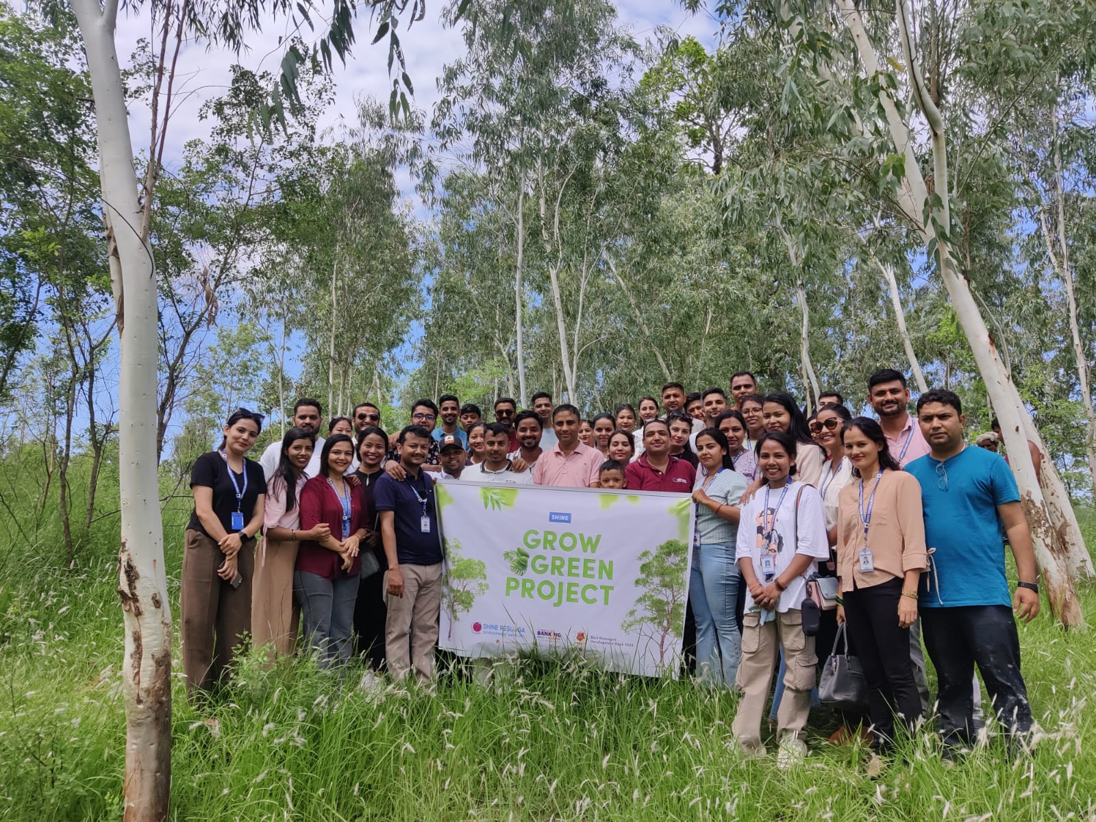 शाइन रेसुङ्गा डेभलपमेण्ट बैंकद्वारा समयमाई सामुदायिक बनमा बृक्षारोपण कार्यक्रम